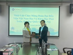 Viện trưởng và GS Đàm Tú Hồng, Học viện Asean