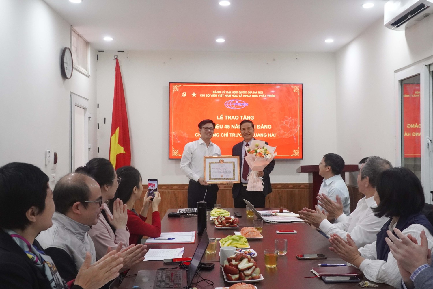 Đồng chí Bí thư Chi bộ, Viện trưởng Phạm Đức Anh trao huy hiệu 45 tuổi Đảng cho Đồng chí Trương Quang Hải