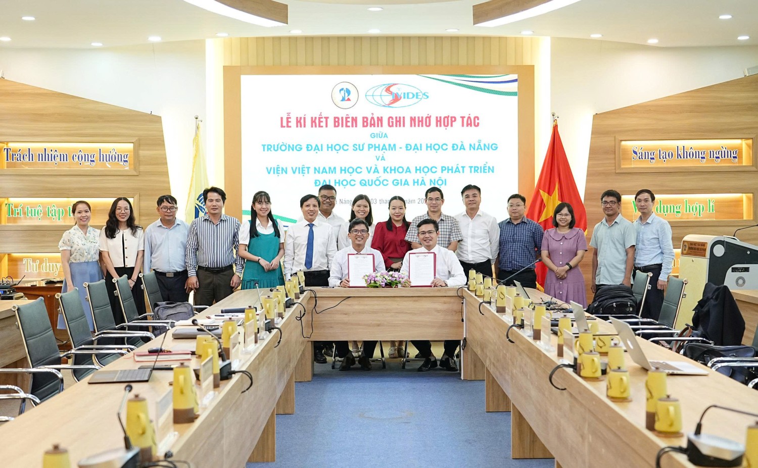 Viện Việt Nam học và Khoa học phát triển ký kết Biên bản ghi nhớ hợp tác với Trường Đại học Sư phạm – Đại học Đà Nẵng